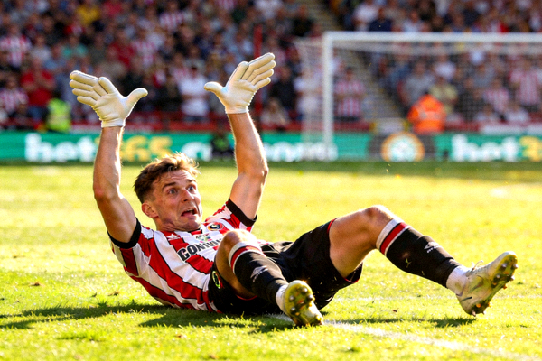 足球运动员在场上做出搞笑庆祝动作的瞬间