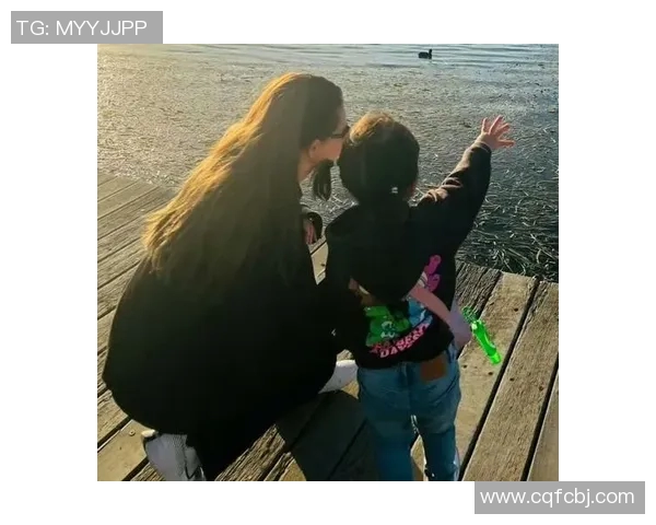 足球巨星与家人温馨合影展现家庭幸福生活的幕后故事